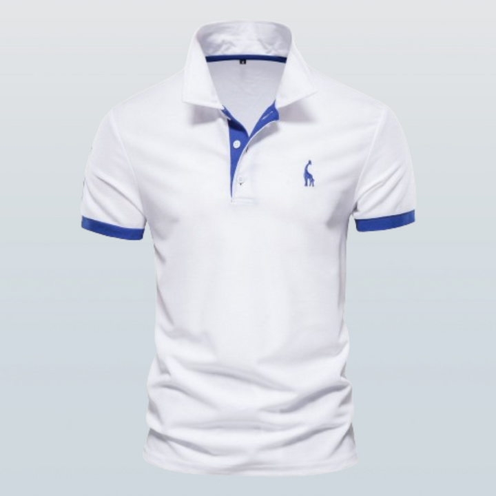 Polo pour homme à manches courtes de couleur blanche, avec col classique, patte de boutonnage bleue contrastée et finitions bleues aux manches, présenté sur fond clair.
