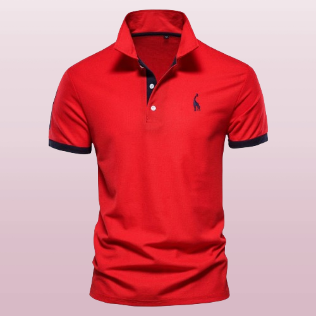 Polo pour homme à manches courtes de couleur rouge, avec col classique, patte de boutonnage contrastée foncée et finitions foncées aux manches, présenté sur fond clair.