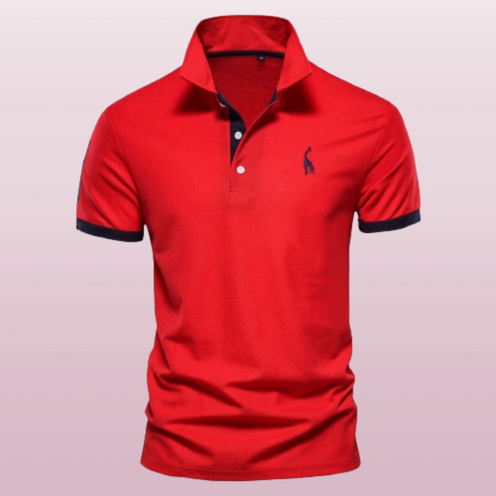 Polo pour homme à manches courtes de couleur rouge, avec col classique, patte de boutonnage contrastée foncée et finitions foncées aux manches, présenté sur fond clair.