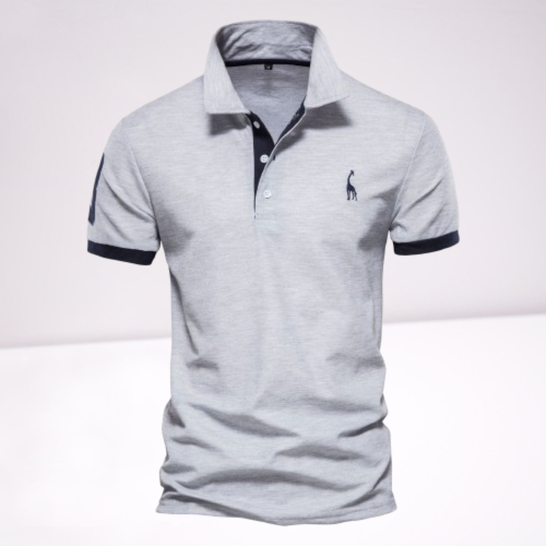 Polo pour homme à manches courtes de couleur gris clair, avec col classique, patte de boutonnage contrastée foncée et finitions foncées aux manches, présenté sur fond clair.