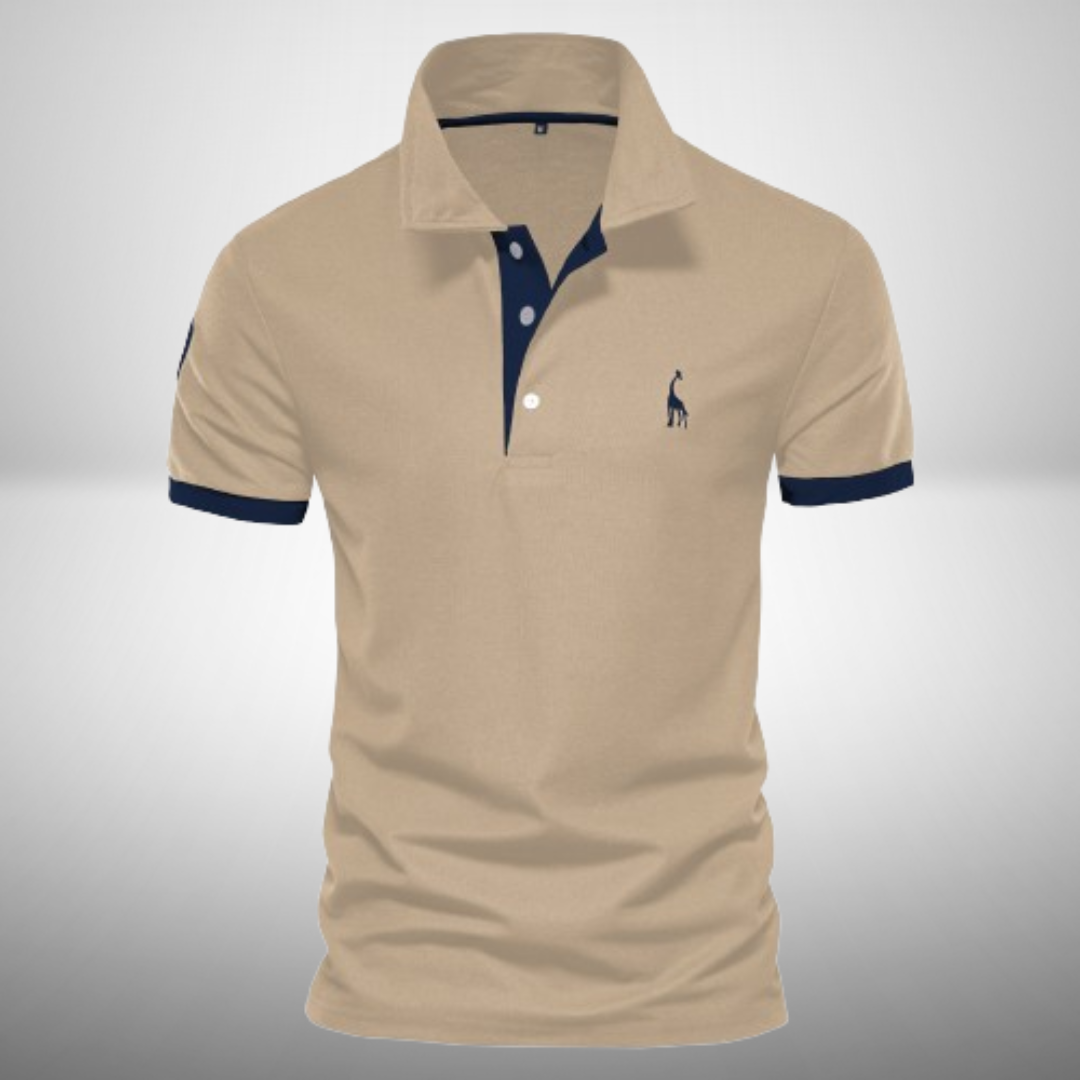 Polo pour homme à manches courtes de couleur beige clair, avec col classique, patte de boutonnage contrastée bleu foncé et finitions bleu foncé aux manches, présenté sur fond clair.