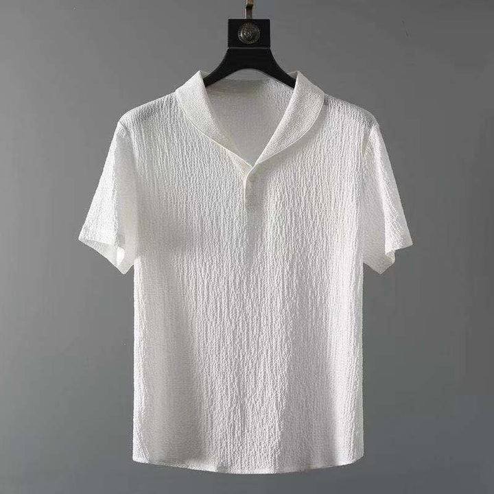 Avec col ouvert et tissu léger texturé, offrant un style moderne, élégant et idéal pour les journées estivales.