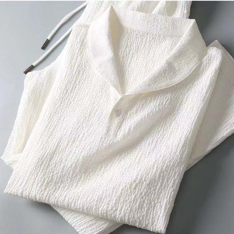 Détail de la chemise blanche de l’ensemble d’été pour homme Maurice avec col ouvert élégant et tissu texturé léger, idéal pour un style moderne, frais et confortable.
