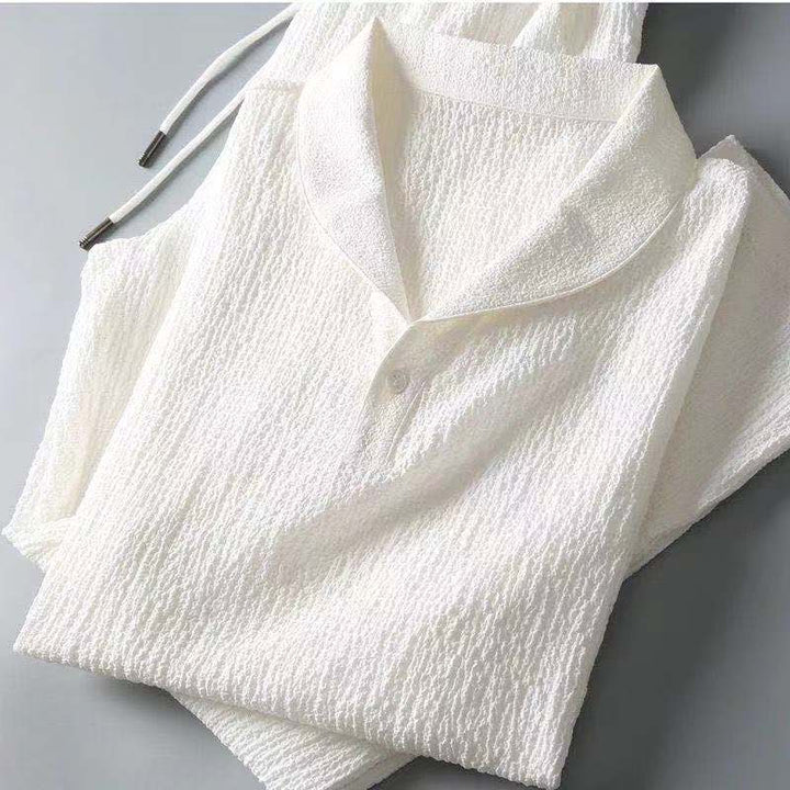 Détail de la chemise blanche de l’ensemble d’été pour homme Maurice avec col ouvert élégant et tissu texturé léger, idéal pour un style moderne, frais et confortable.