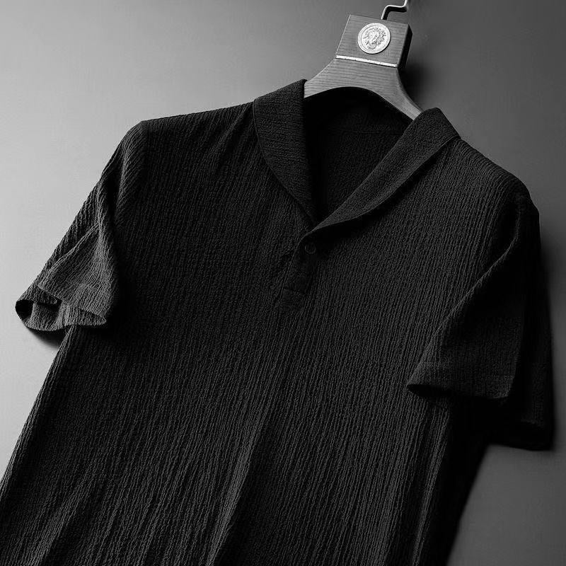 Chemise noire à manches courtes de l’ensemble d’été pour homme, avec col ouvert et tissu texturé léger, offrant un style moderne et élégant idéal pour les journées chaudes.