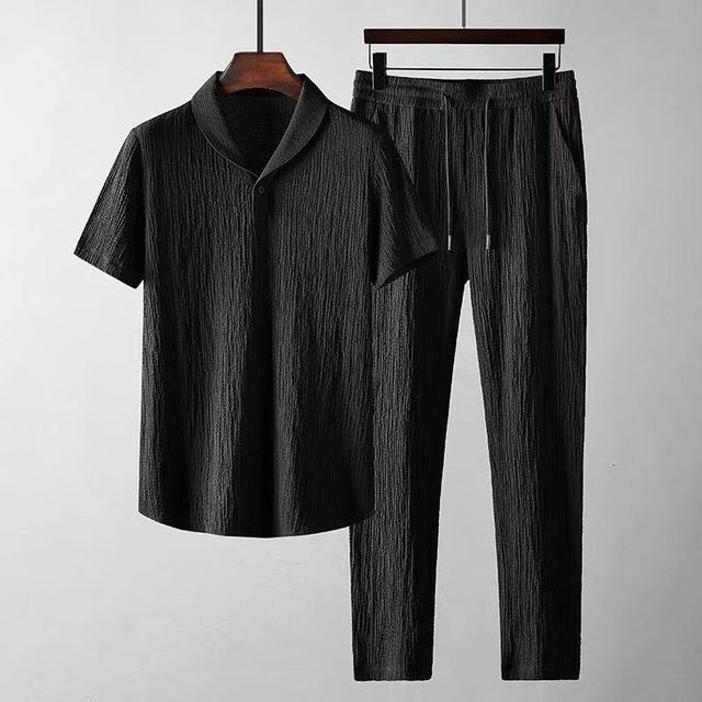 Ensemble d’été pour homme moderne  composé d’une chemise noire à manches courtes avec col ouvert et d’un pantalon assorti à taille élastique, confectionné dans un tissu léger et texturé pour un style élégant et confortable.