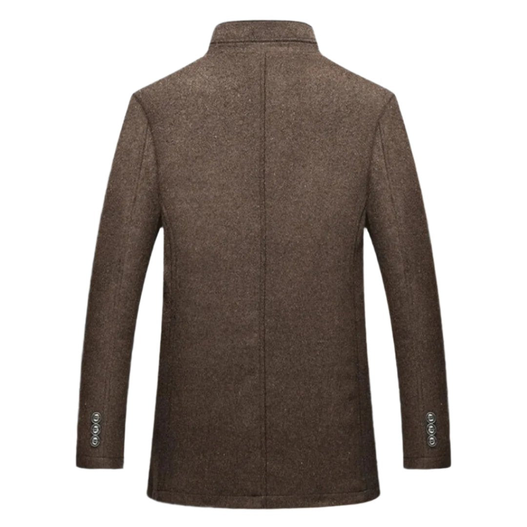 Vue arrière d'un manteau d'hiver chauffant pour homme, au design épuré, avec un col haut et des manches à boutons, idéal pour la chaleur et le confort en hiver.