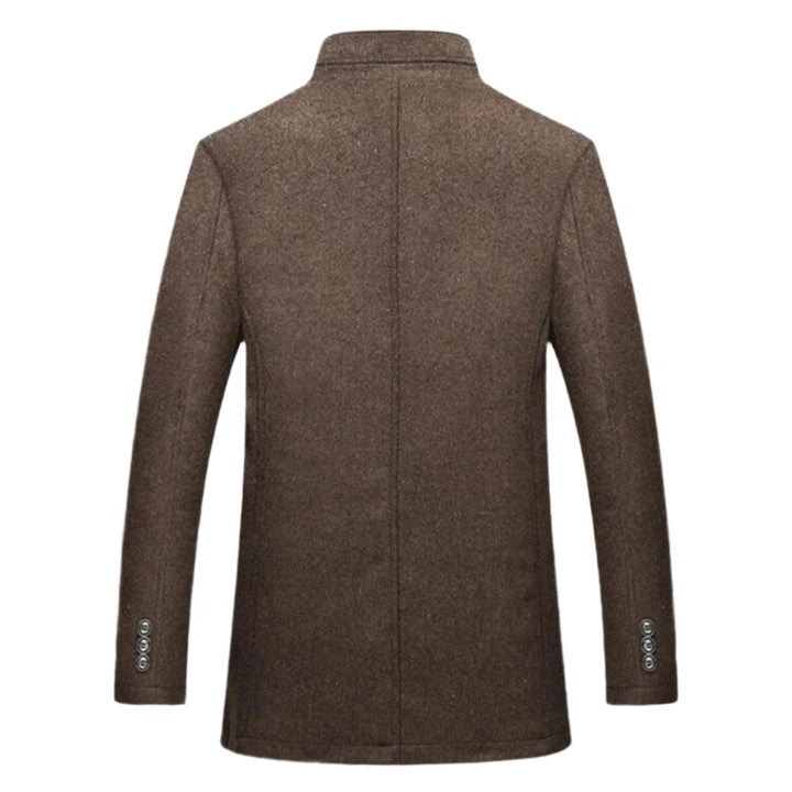 Vue arrière d'un manteau d'hiver chauffant pour homme, au design épuré, avec un col haut et des manches à boutons, idéal pour la chaleur et le confort en hiver.