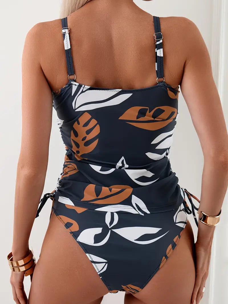 Vue arrière du tankini avec ses bretelles ajustables et ses fronces élégantes, mettant en avant les motifs tropicaux et la coupe flatteuse du bas assorti.
