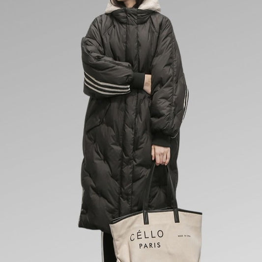 Michelle, doudoune longue noire pour femme, manteau d’hiver chaud avec capuche et manches larges, idéal pour un style confortable et élégant par temps froid.