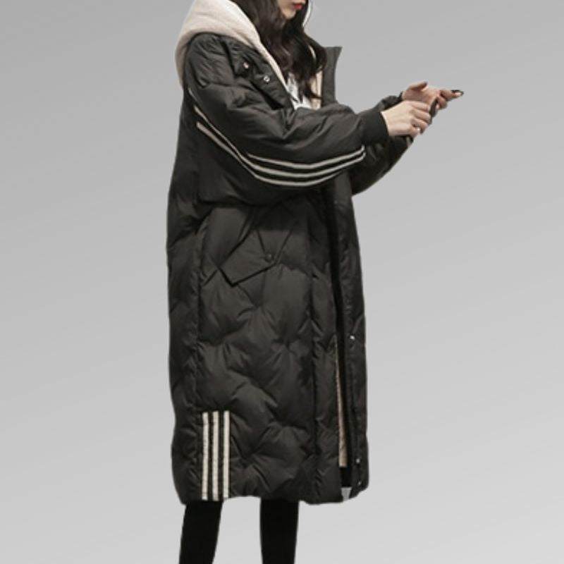 Michelle, doudoune longue noire pour femme avec capuche et poches, manteau d’hiver chaud au style moderne, idéal pour affronter le froid avec confort et élégance.
