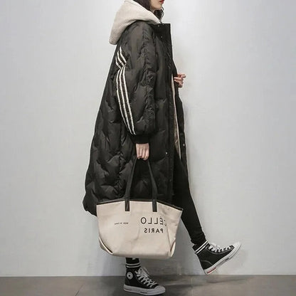 Michelle, doudoune longue noire pour femme avec capuche et bandes décoratives sur les manches, manteau d’hiver chaud et élégant, parfait pour un look urbain confortable.