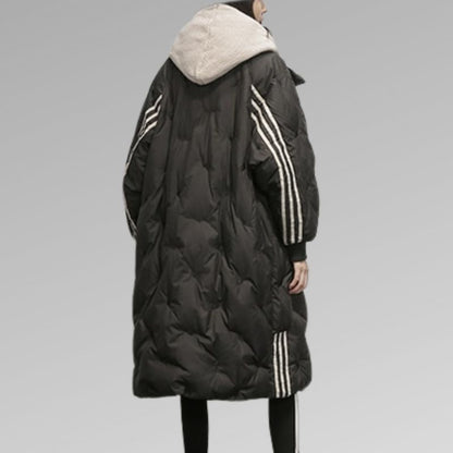 Michelle, doudoune longue noire pour femme vue de dos, manteau d’hiver chaud avec capuche et bandes contrastantes sur les manches, style moderne et confortable.