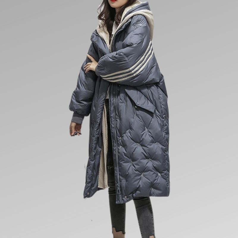 Michelle, doudoune longue bleu marine pour femme avec capuche et bandes contrastantes sur les manches, manteau d’hiver chaud et élégant pour affronter le froid avec style.