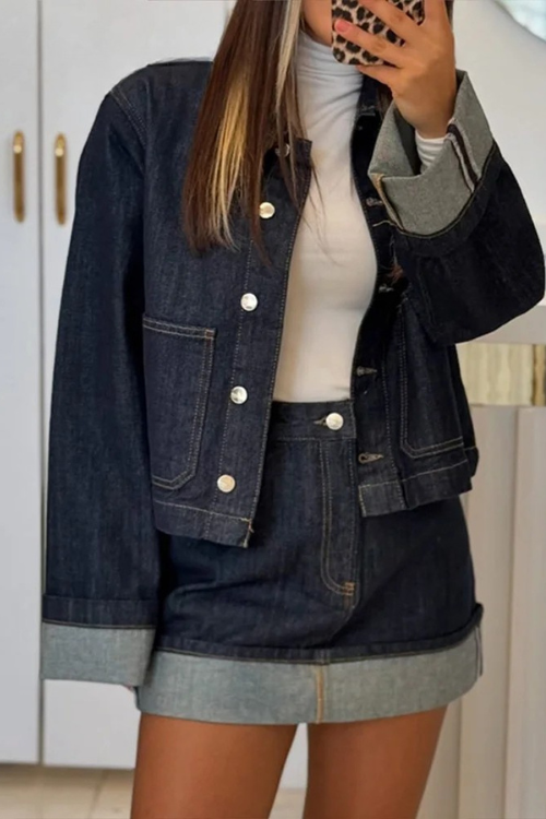Ensemble femme moderne avec une veste en jean courte, stylée et confortable. La veste à boutons métalliques, associée à une jupe en jean assortie, présente un look chic et décontracté. Parfaite pour un style urbain et tendance, cet ensemble met en valeur une silhouette féminine avec une touche de vintage grâce aux détails en denim clair sur les manches et le bas de la jupe. Idéal pour une tenue quotidienne ou pour une sortie casual élégante.