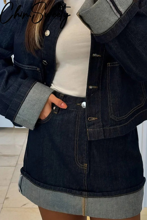 Ensemble femme moderne avec une veste en jean courte et une jupe assortie, offrant un look à la fois élégant et décontracté. Les détails raffinés, tels que les manches et l'ourlet en denim clair, ajoutent une touche tendance à cette tenue en jean. Parfait pour un style urbain chic.