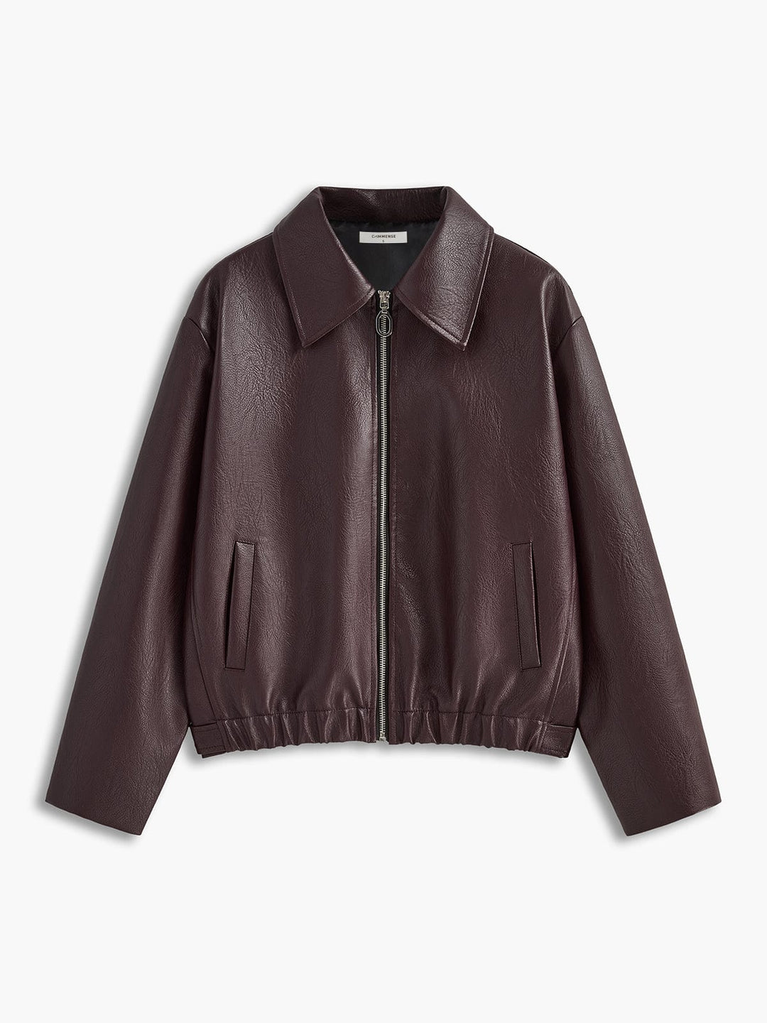 Veste en simili cuir bordeaux avec fermeture zippée, poches latérales et taille élastiquée pour une coupe moderne et confortable, idéale pour un look à la fois élégant et décontracté.