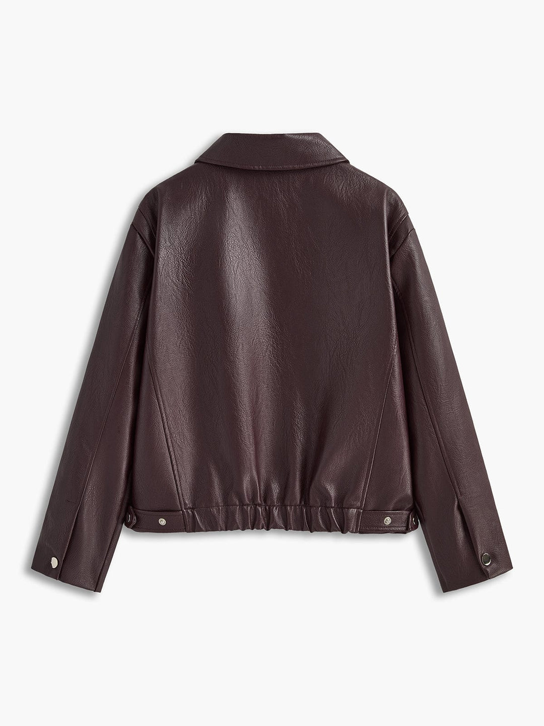 Vue arrière d'une veste en simili cuir bordeaux avec un bas élastiqué, des coutures nettes et des boutons pression sur les manches pour une coupe moderne et ajustée.