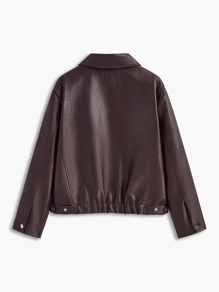 Vue arrière d'une veste en simili cuir bordeaux avec un bas élastiqué, des coutures nettes et des boutons pression sur les manches pour une coupe moderne et ajustée.