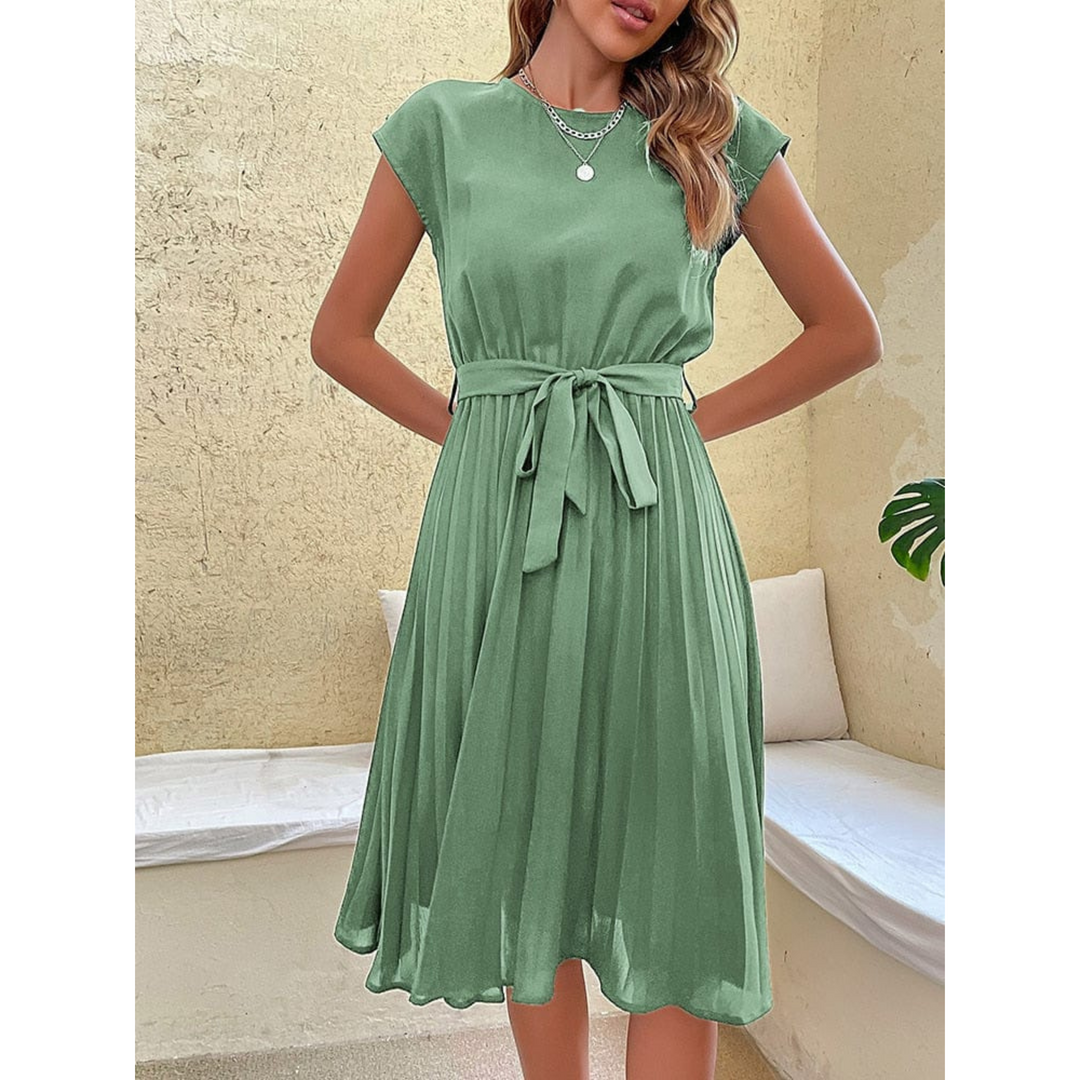 Robe élégante et tendance pour femme, en vert, avec une taille cintrée et un nœud décoratif. Ce modèle offre une coupe fluide et féminine, idéale pour les occasions spéciales. Matière légère et confortable.