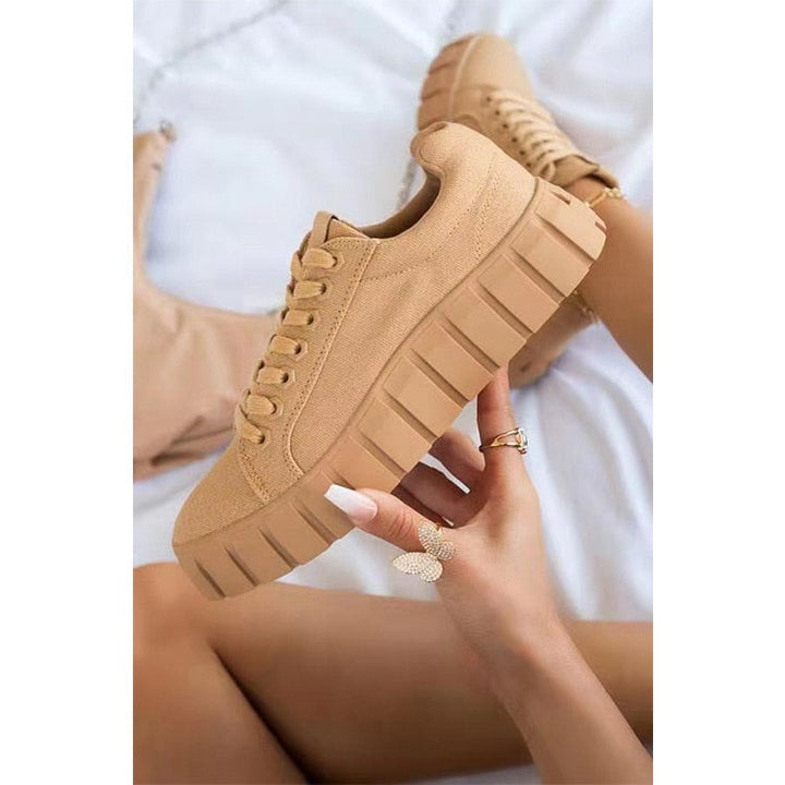 Baskets beige à plateforme avec un design épuré et moderne. Elles sont parfaites pour ajouter une touche tendance à vos tenues décontractées tout en offrant confort et style.
