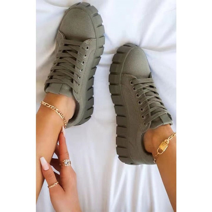 Baskets compensées vertes au design épuré et moderne. Parfaites pour un look décontracté et tendance, elles allient confort et style au quotidien.