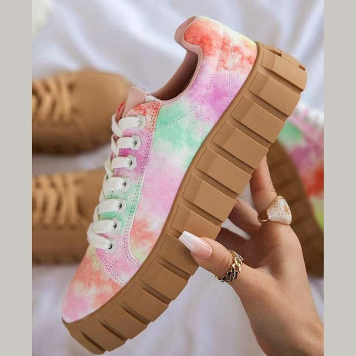Baskets colorées à plateforme avec un design tie-dye aux teintes pastel (rose, vert, jaune) et une semelle épaisse beige. Parfaites pour un look décontracté, moderne et tendance, offrant confort et style.