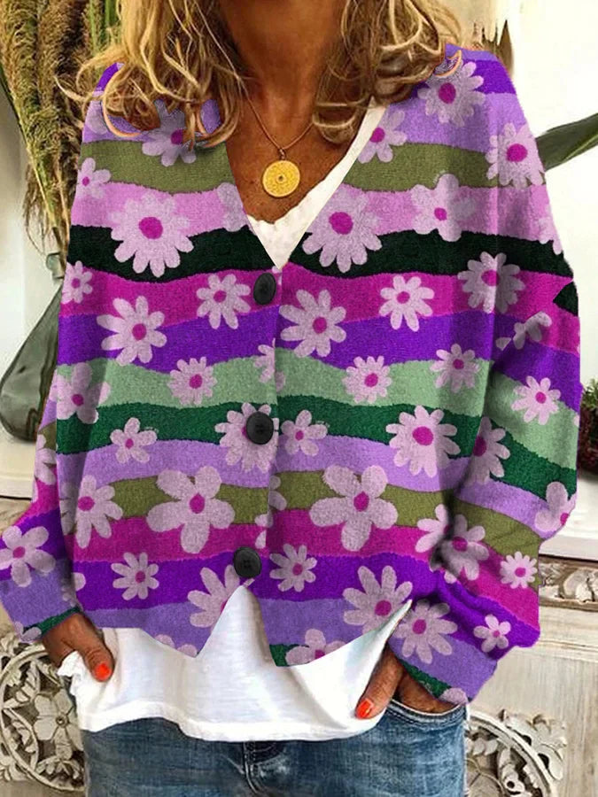 Le cardigan long Nadia combine confort et style. Avec son motif fleuri vibrant, il vous garde au chaud lors des journées fraîches tout en ajoutant une touche colorée à votre tenue. Un choix parfait pour un look décontracté et élégant cet hiver.