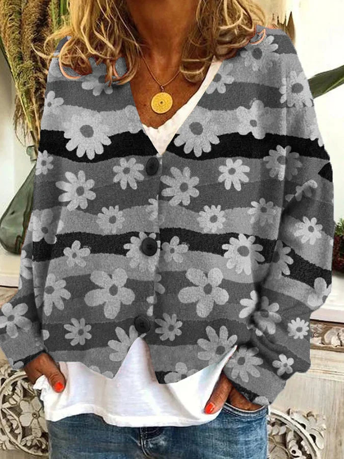 Le cardigan Nadia est parfait pour l'hiver. Avec ses couleurs contrastées et son motif floral tendance, il allie confort et élégance. Sa coupe longue et sa texture chaude vous garderont à l'aise tout en restant chic lors de vos sorties décontractées.