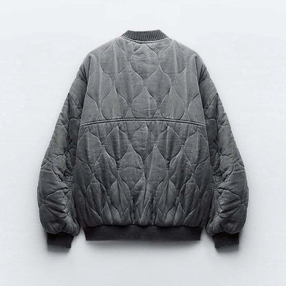 Vue arrière du blouson long pour femme "Nancy" en gris, avec un design matelassé élégant et des poignets côtelés pour un ajustement confortable, idéal pour un look à la fois décontracté et chic.