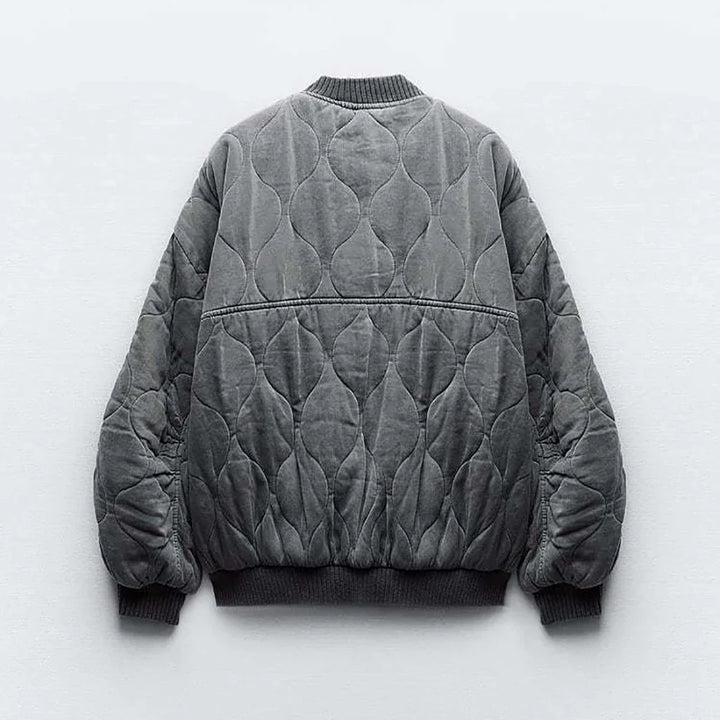 Vue arrière du blouson long pour femme "Nancy" en gris, avec un design matelassé élégant et des poignets côtelés pour un ajustement confortable, idéal pour un look à la fois décontracté et chic.