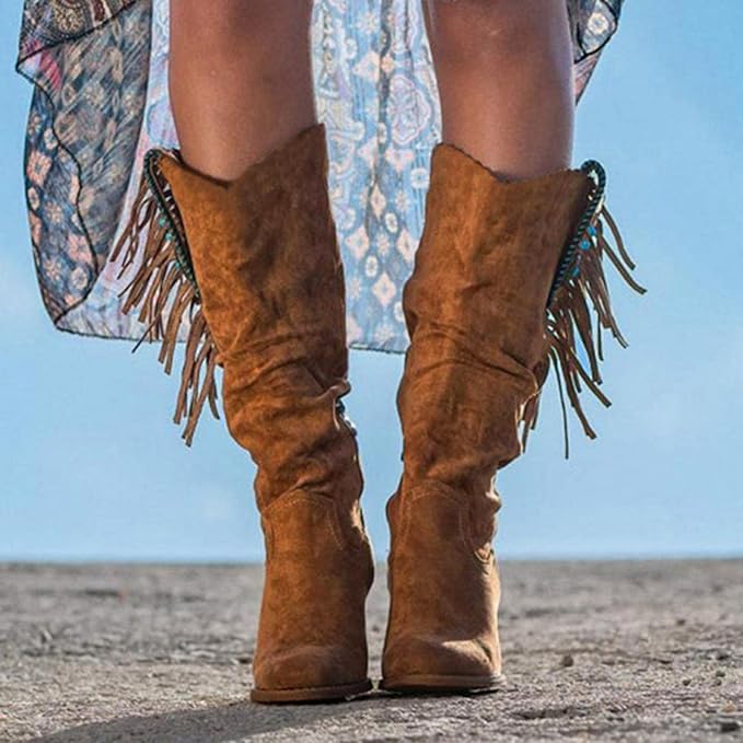 Bottes en suède marron avec franges décoratives et détails turquoise, à talon carré, parfaites pour un style western tendance et confortable.