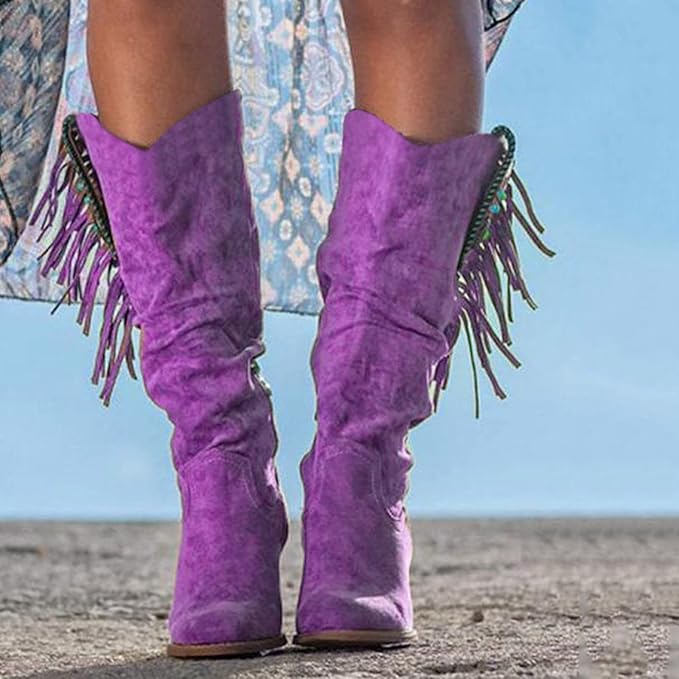 Bottes en suède violet avec franges décoratives et détails turquoise, à talon carré, pour un style audacieux et moderne.
