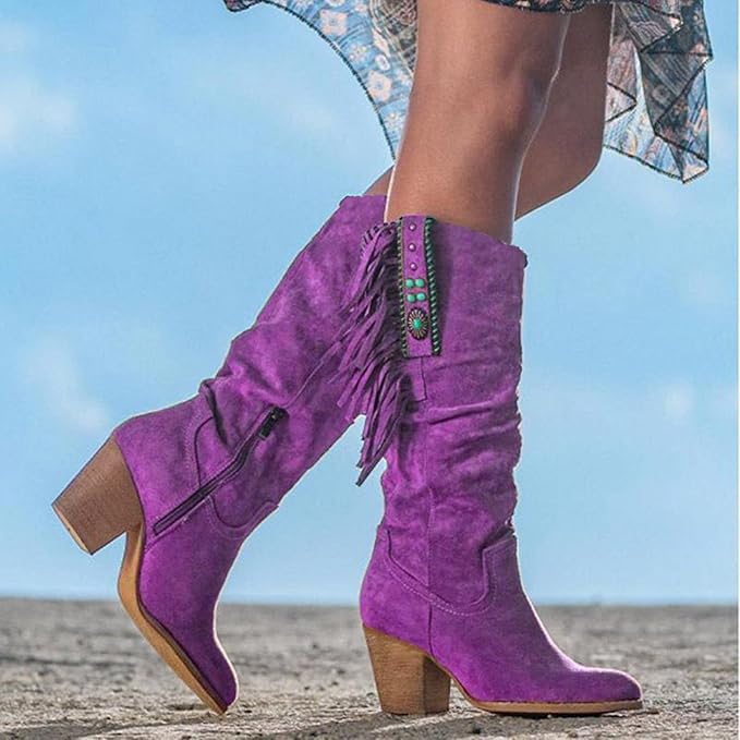 Bottes en suède violet avec franges et détails turquoise, à talon carré, pour un look western moderne et audacieux.