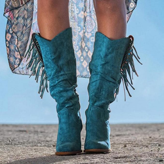 Bottes en suède bleu turquoise avec franges et détails décoratifs, à talon carré, offrant un look moderne et raffiné pour un style western unique.