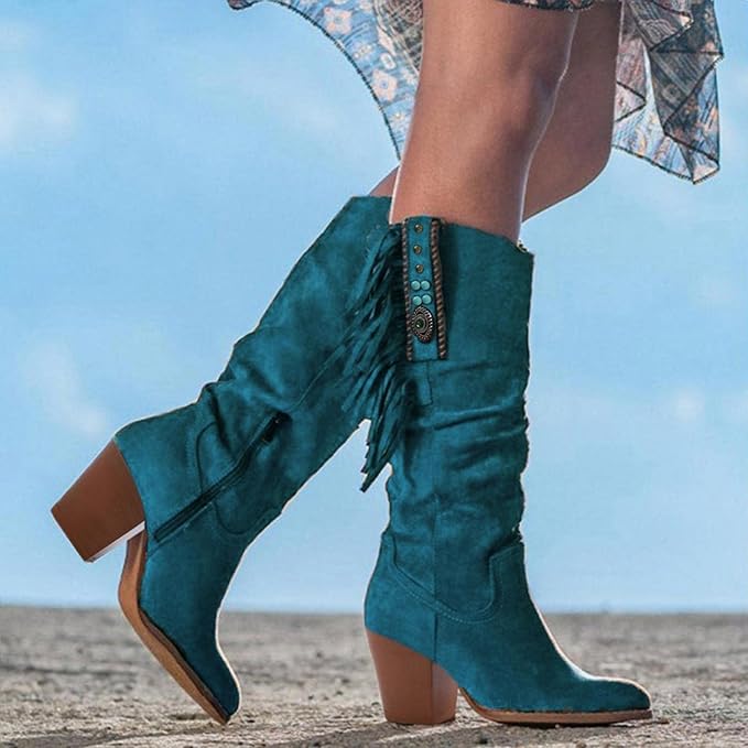 Bottes en suède bleu turquoise avec franges et détails décoratifs en turquoise, à talon carré, idéales pour un style western moderne et élégant.