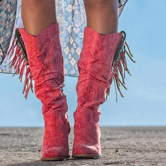 Bottes en suède rose avec franges élégantes et détails turquoise, offrant un style unique et confortable, parfaites pour un look bohème chic.