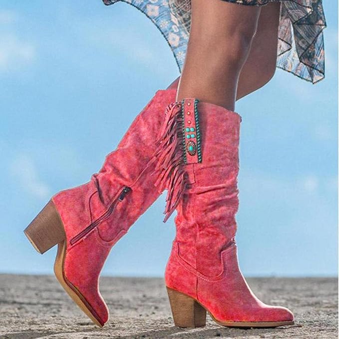 Botte en suède rose avec franges et détails turquoise, à talon carré, offrant un look bohème et moderne pour toutes les occasions.