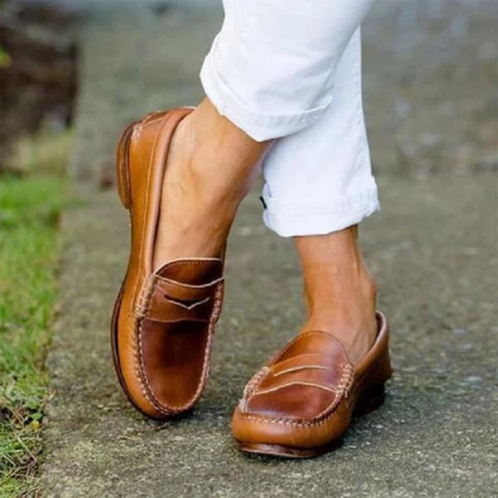 Parfait pour un look élégant et décontracté. Le cuir marron et son design raffiné ajoutent une touche de sophistication à chaque pas.