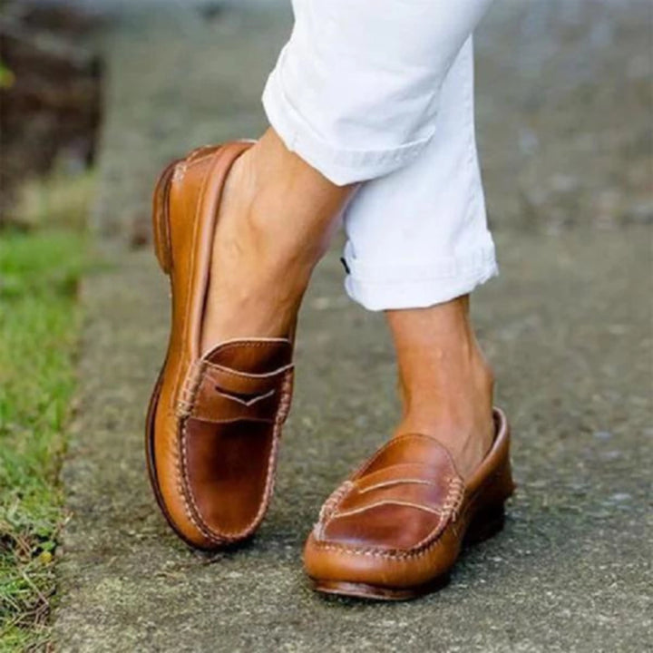 Parfait pour un look élégant et décontracté. Le cuir marron et son design raffiné ajoutent une touche de sophistication à chaque pas.