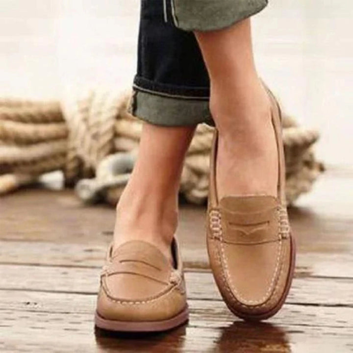 Son cuir beige et son design raffiné apportent une touche de style décontracté et sophistiqué à votre look.