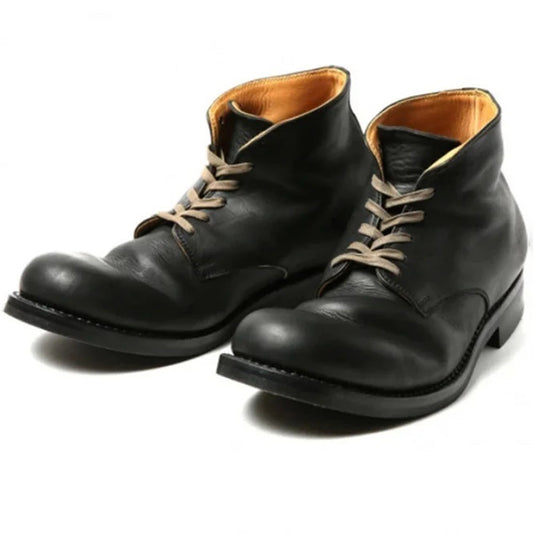 Un gros plan sur une paire de bottes hautes en cuir noir pour homme, avec des lacets beiges, un design épuré à bout rond et un intérieur lisse de couleur moutarde, parfaites pour un style raffiné et classique.