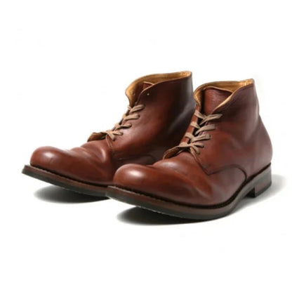 Une paire de bottes hautes en cuir marron pour homme, présentant une finition polie avec des lacets beiges, des orteils ronds et une semelle robuste, offrant un design raffiné et intemporel pour un look élégant et classique.