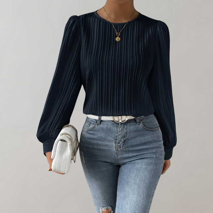 Haut à manches longues Nina pour femme, au style tendance et élégant. Ce top à fines plis et coupe moderne se combine parfaitement avec un jean pour un look chic et décontracté. Idéal pour toutes les occasions, il ajoute une touche sophistiquée à votre garde-robe.