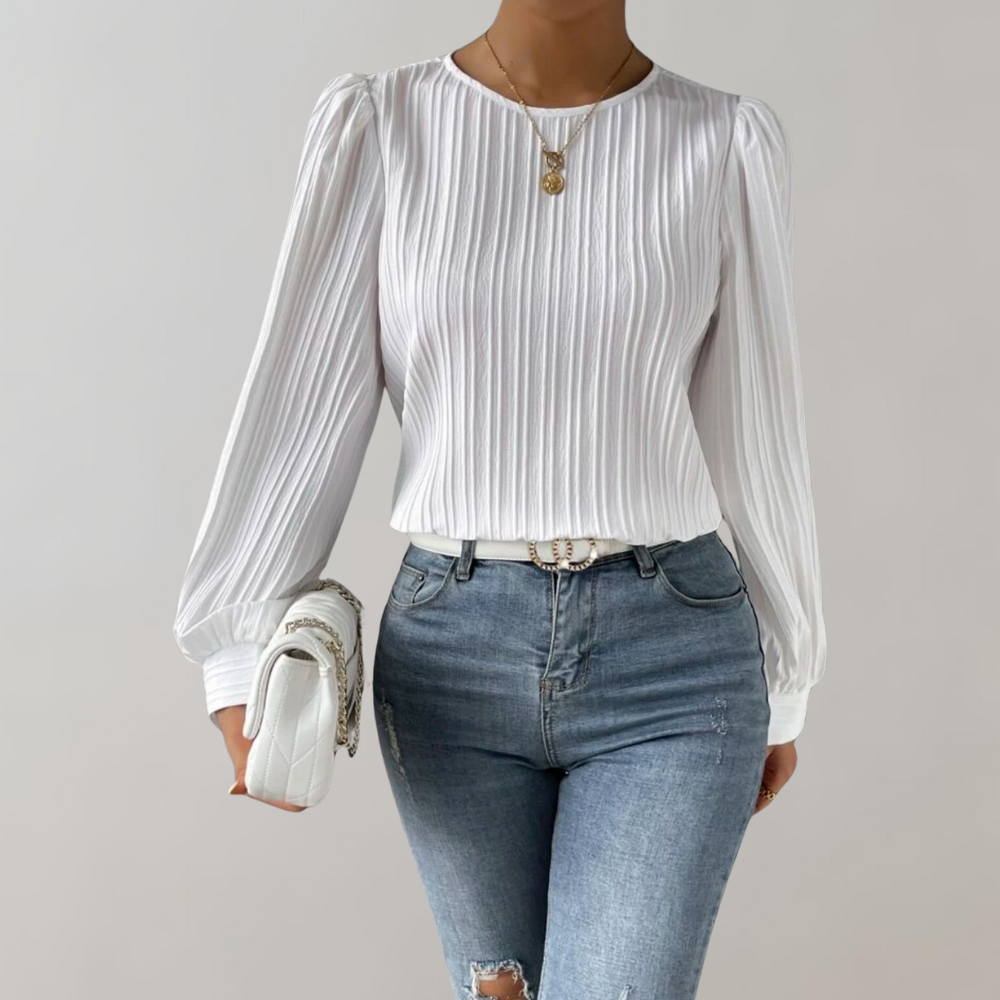 Haut à manches longues Nina pour femme, au design élégant et tendance. Ce top à plis fins et coupe moderne se marie parfaitement avec un jean pour un look chic et décontracté. Idéal pour ajouter une touche sophistiquée à votre garde-robe quotidienne.