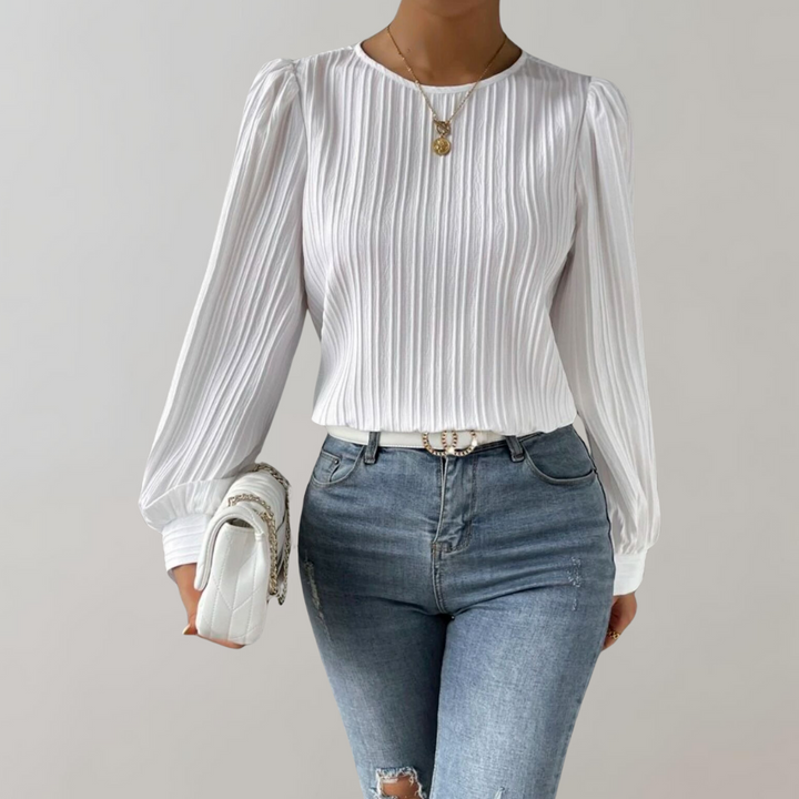 Haut à manches longues Nina pour femme, au design élégant et tendance. Ce top à plis fins et coupe moderne se marie parfaitement avec un jean pour un look chic et décontracté. Idéal pour ajouter une touche sophistiquée à votre garde-robe quotidienne.