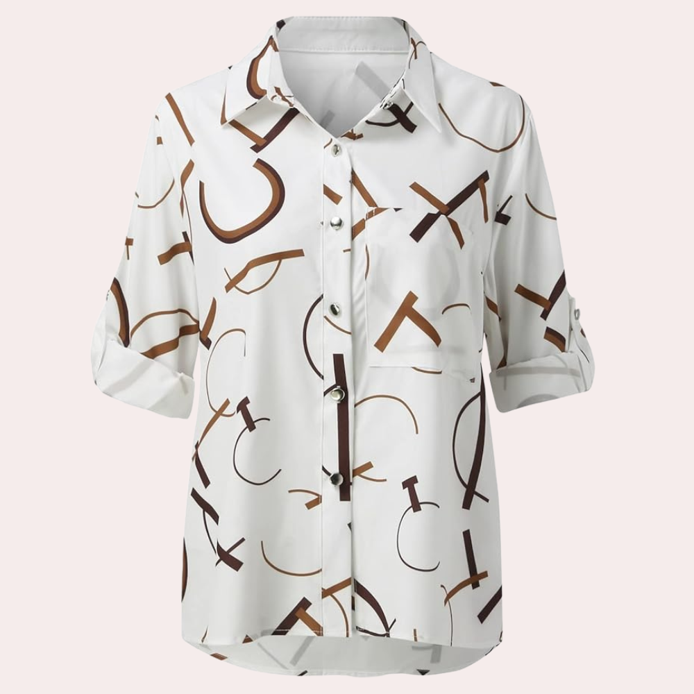 Chemise femme Nivelle blanche à manches retroussées avec motif de lettres graphiques marron. Modèle boutonné avec col classique et poche poitrine, parfait pour un look tendance, moderne et décontracté.