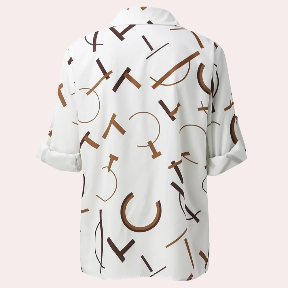 Vue arrière de la chemise femme Nivelle blanche avec motif de lettres graphiques marron. Coupe fluide et manches retroussées, idéale pour un style tendance, élégant et décontracté au quotidien.