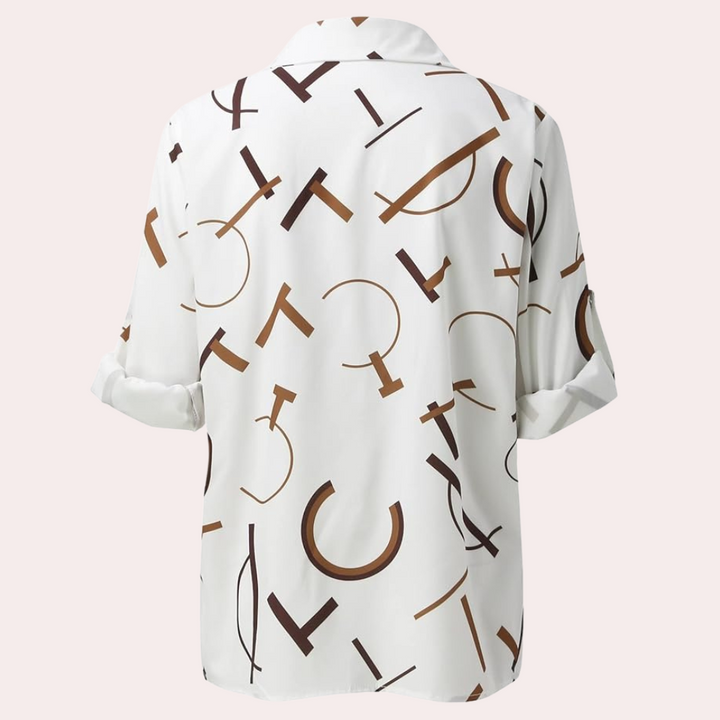 Vue arrière de la chemise femme Nivelle blanche avec motif de lettres graphiques marron. Coupe fluide et manches retroussées, idéale pour un style tendance, élégant et décontracté au quotidien.