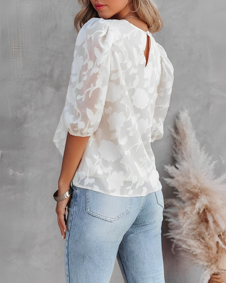 Chemisier Nova à imprimé floral pour femme, coupe légère et tissu fluide adapté aux tenues estivales.